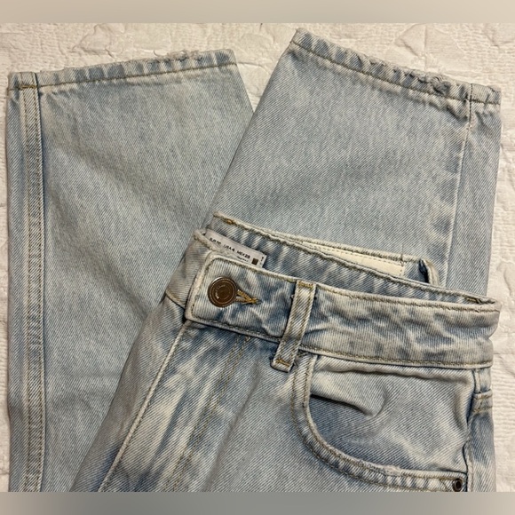 Zara Light Wash Hi Waist Straight Leg Jeans with Vintage Appeal - Picture 5 of 6